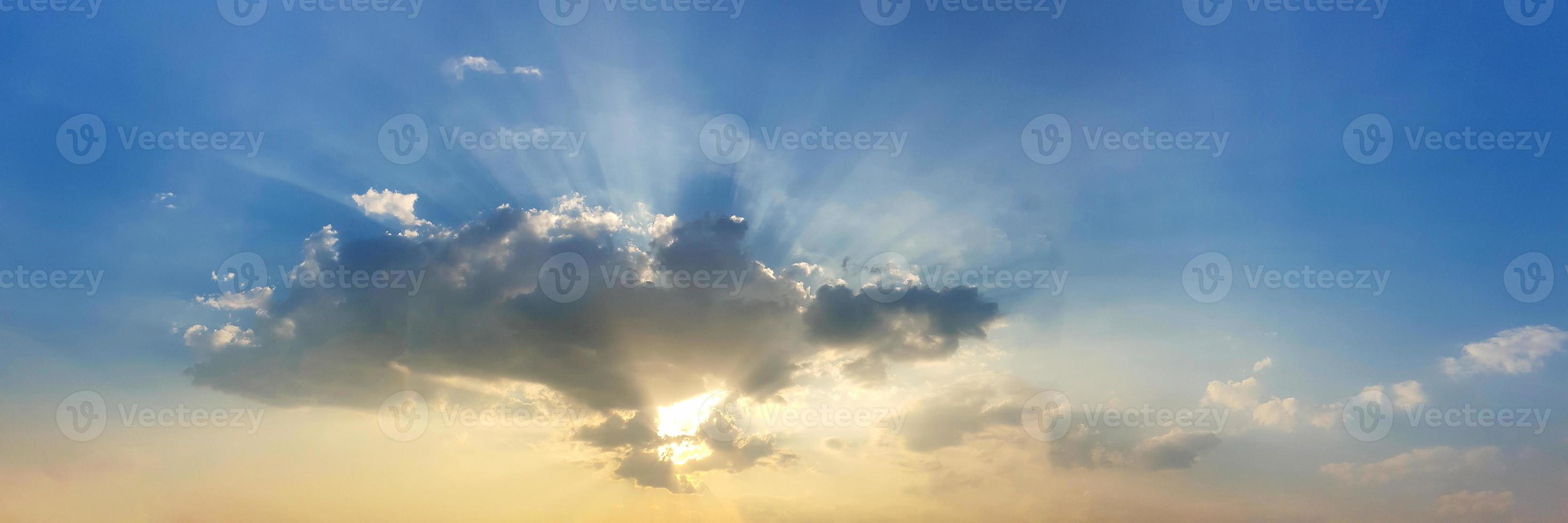 der Himmel bei Sonnenuntergang foto