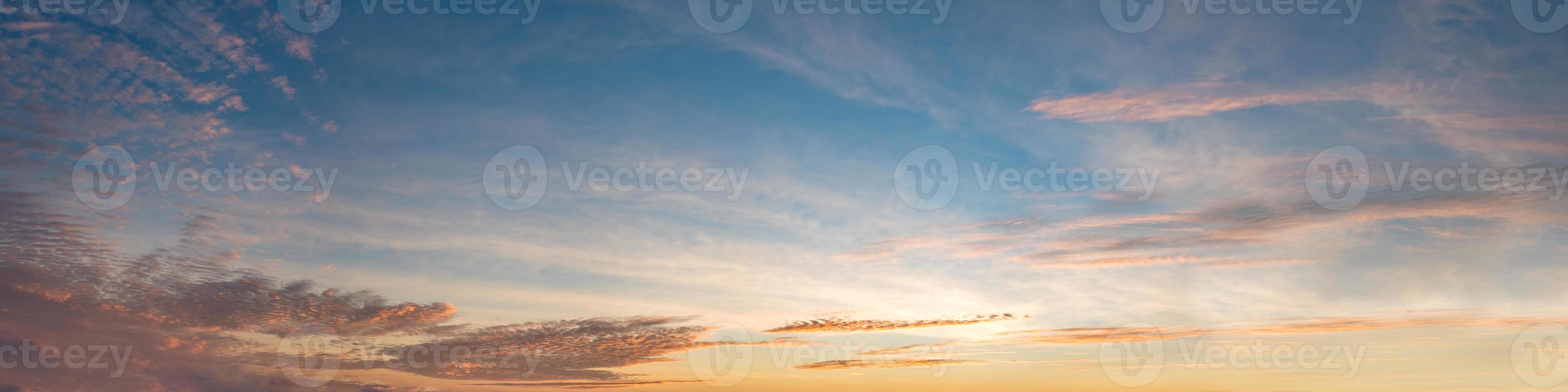 der Himmel bei Sonnenuntergang foto