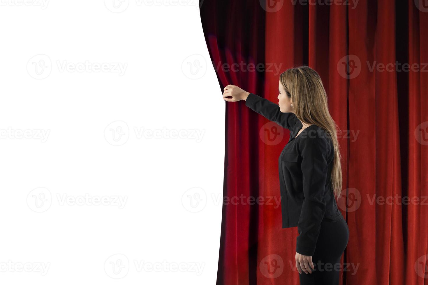 Frau öffnen rot Vorhänge von das Theater Bühne. leer Raum zum Ihre Text foto