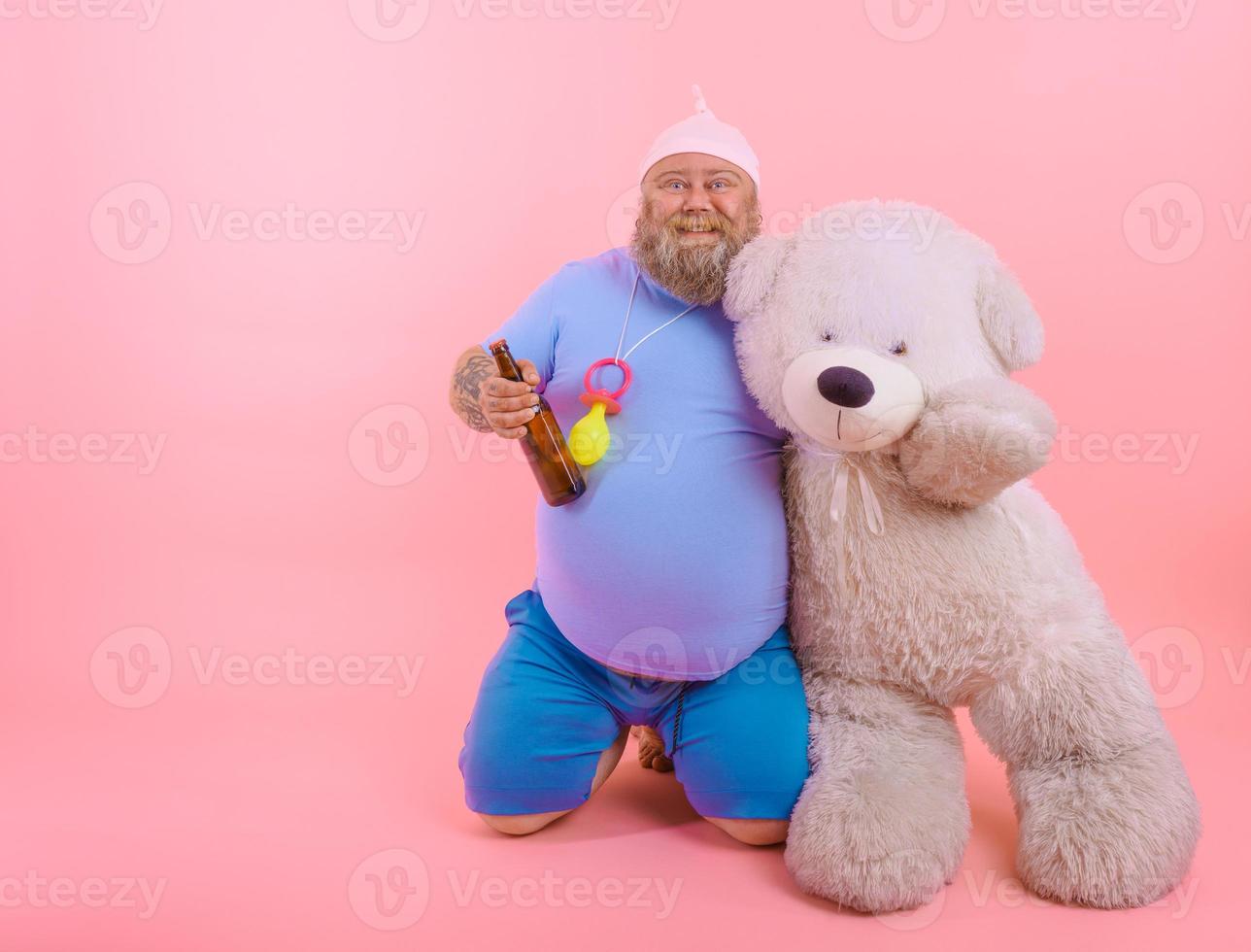 Fett glücklich Mann handelt mögen ein glücklich Baby aber Getränke Bier foto