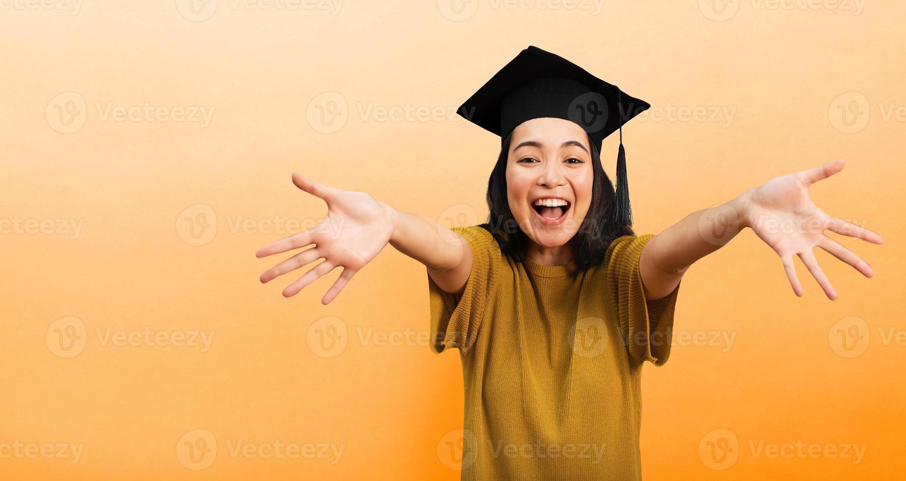 Frau ist glücklich zu haben erreicht Abschluss. Konzept von Erfolg im Studien foto