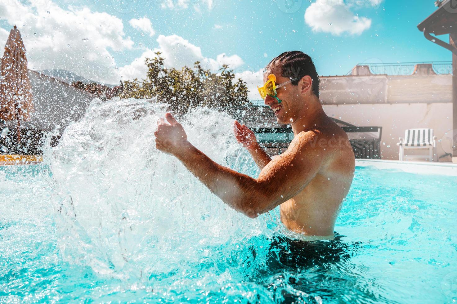Mann im Badeanzug genießen im ein Schwimmen Schwimmbad foto