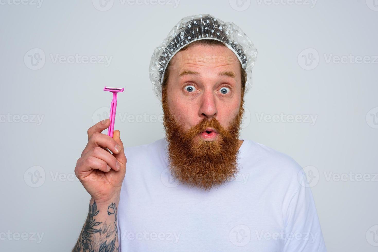 erstaunt Mann einstellen das Bart mit ein Rasierer Klinge foto
