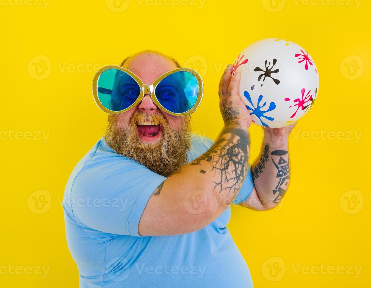 Fett Mann mit Bart und Sonnenbrille haben Spaß mit ein Ball foto