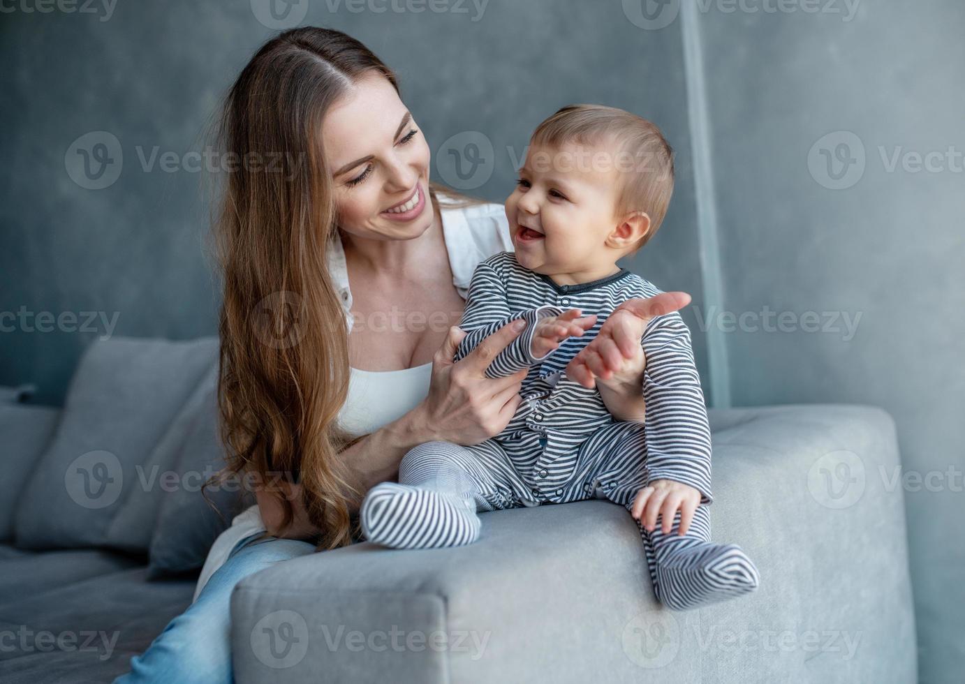 wenig Kind lächelnd und glücklich mit Mama foto