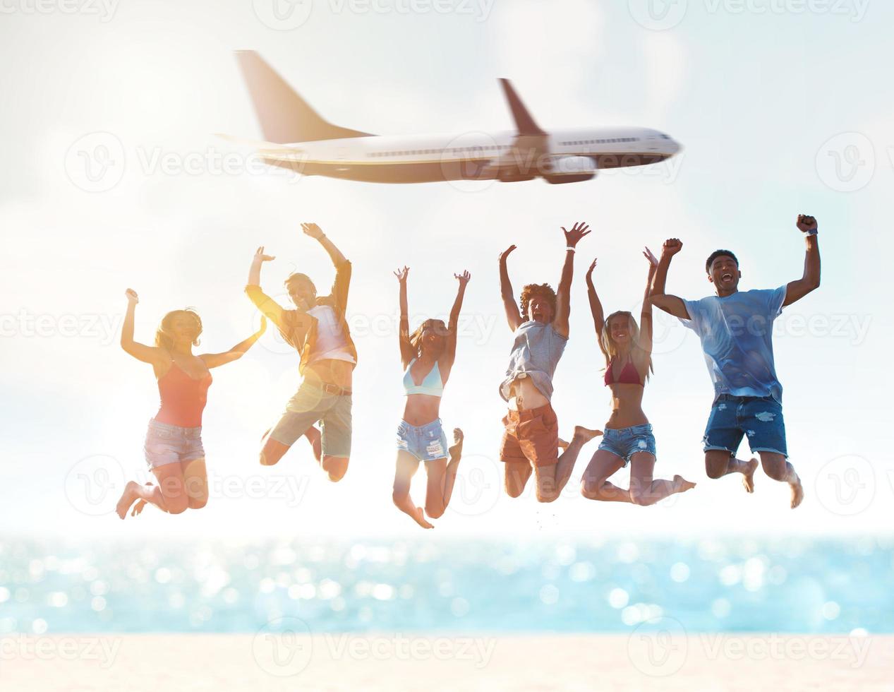 glücklich lächelnd Paare spielen beim das Strand mit Flugzeug im das Himmel foto