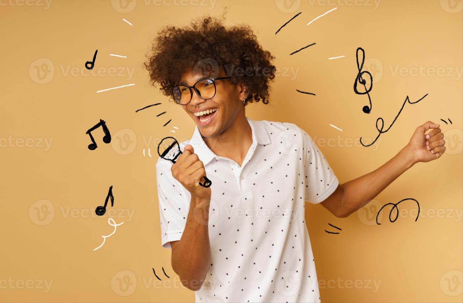 afro glücklich Mann mit Mikrofon singen ein Lied foto