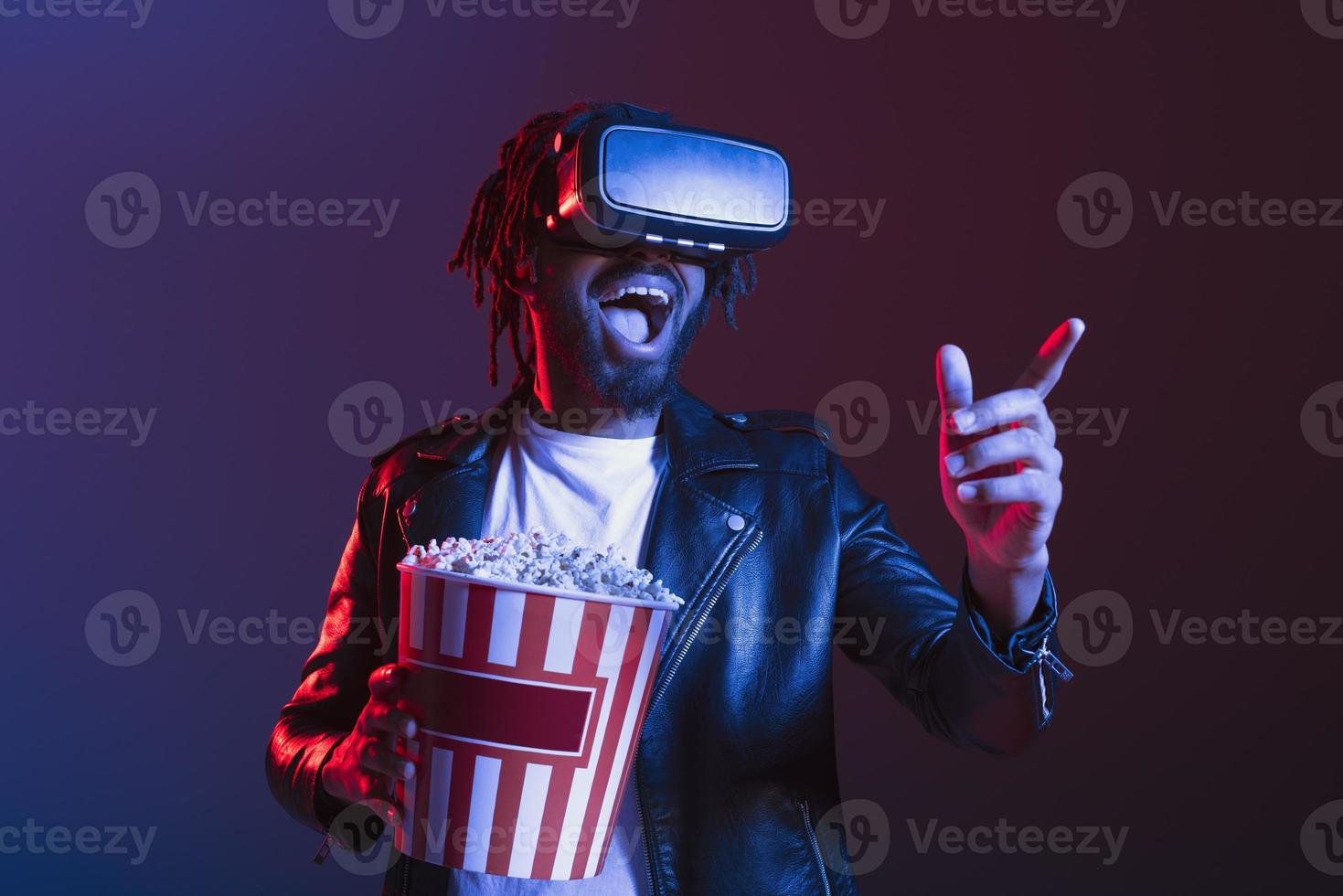 Mann mit vr Brille und Popcorn Uhren ein 3d Film foto