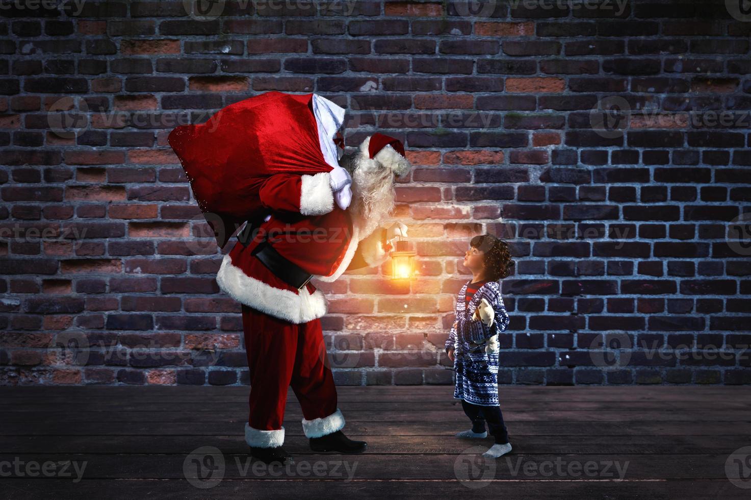 Santa claus ist geben ein Geschenk zum Weihnachten zu ein wenig Junge foto