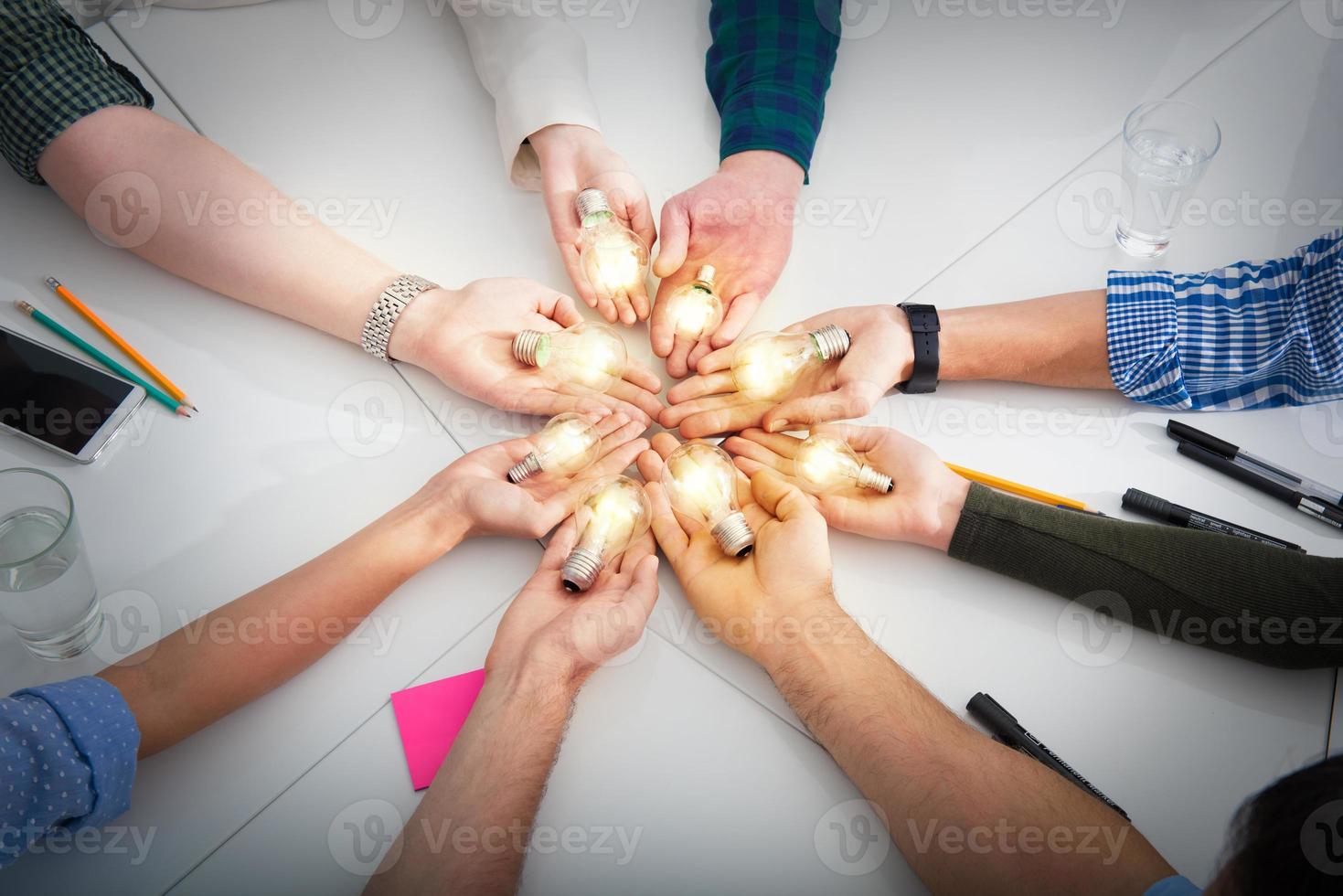 Zusammenarbeit und Brainstorming Konzept mit Geschäftsleute Das Teilen ein Idee mit ein Lampe. Konzept von Anfang foto