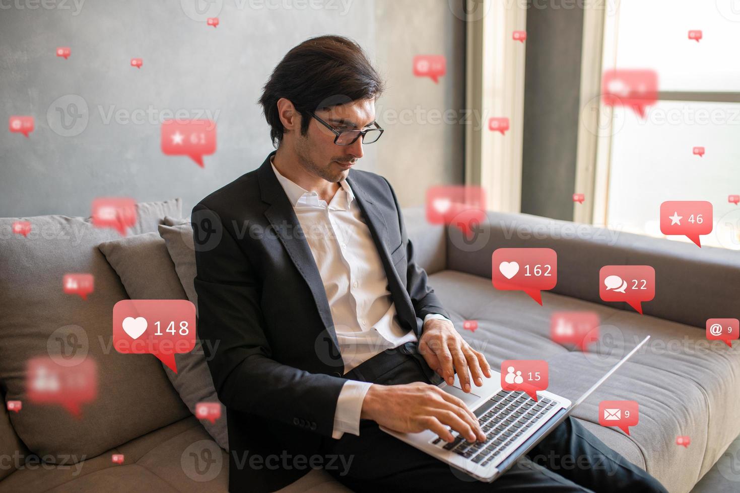 Geschäftsmann beim Zuhause funktioniert mit Sozial Netzwerke foto