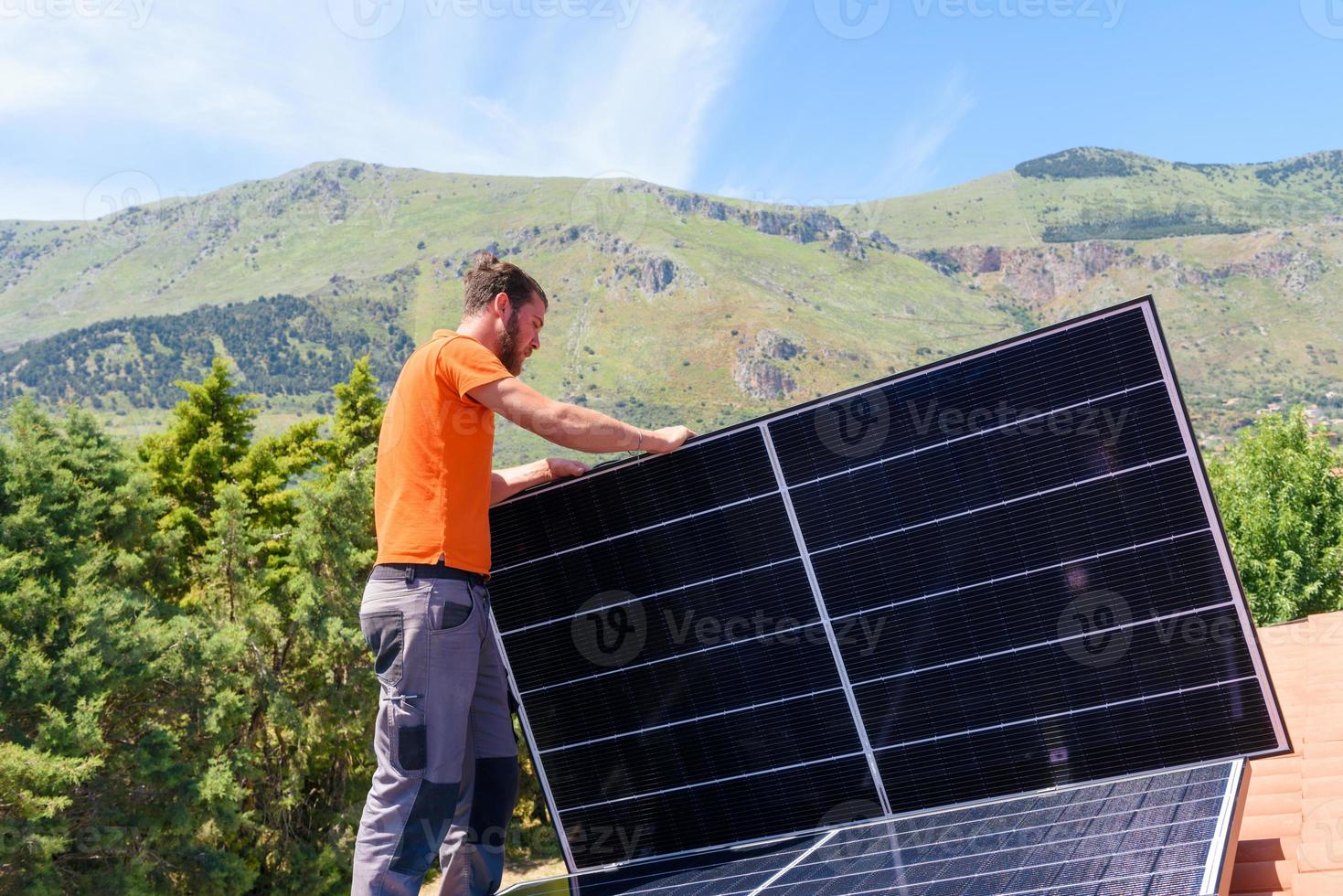 Arbeitskräfte montieren Energie System mit Solar- Panel zum Elektrizität und heiß Wasser foto