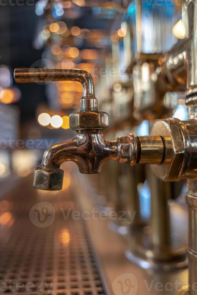 Nahansicht von golden Bier Pumpe Innerhalb ein Brauerei foto