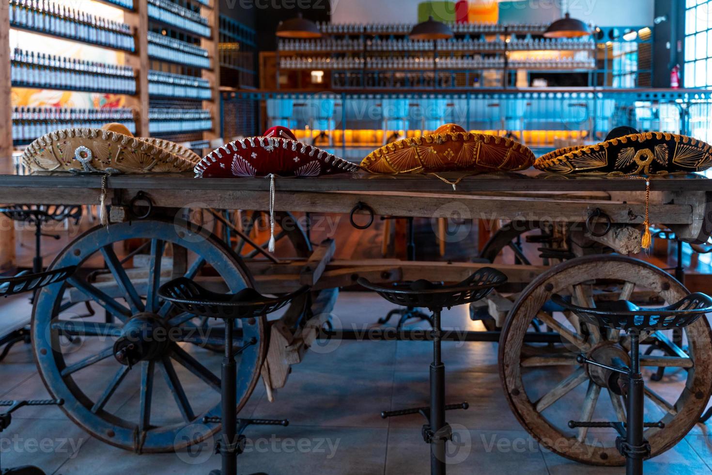 vier Sombreros auf ein Land Wagen Innerhalb ein Brauerei Kneipe foto