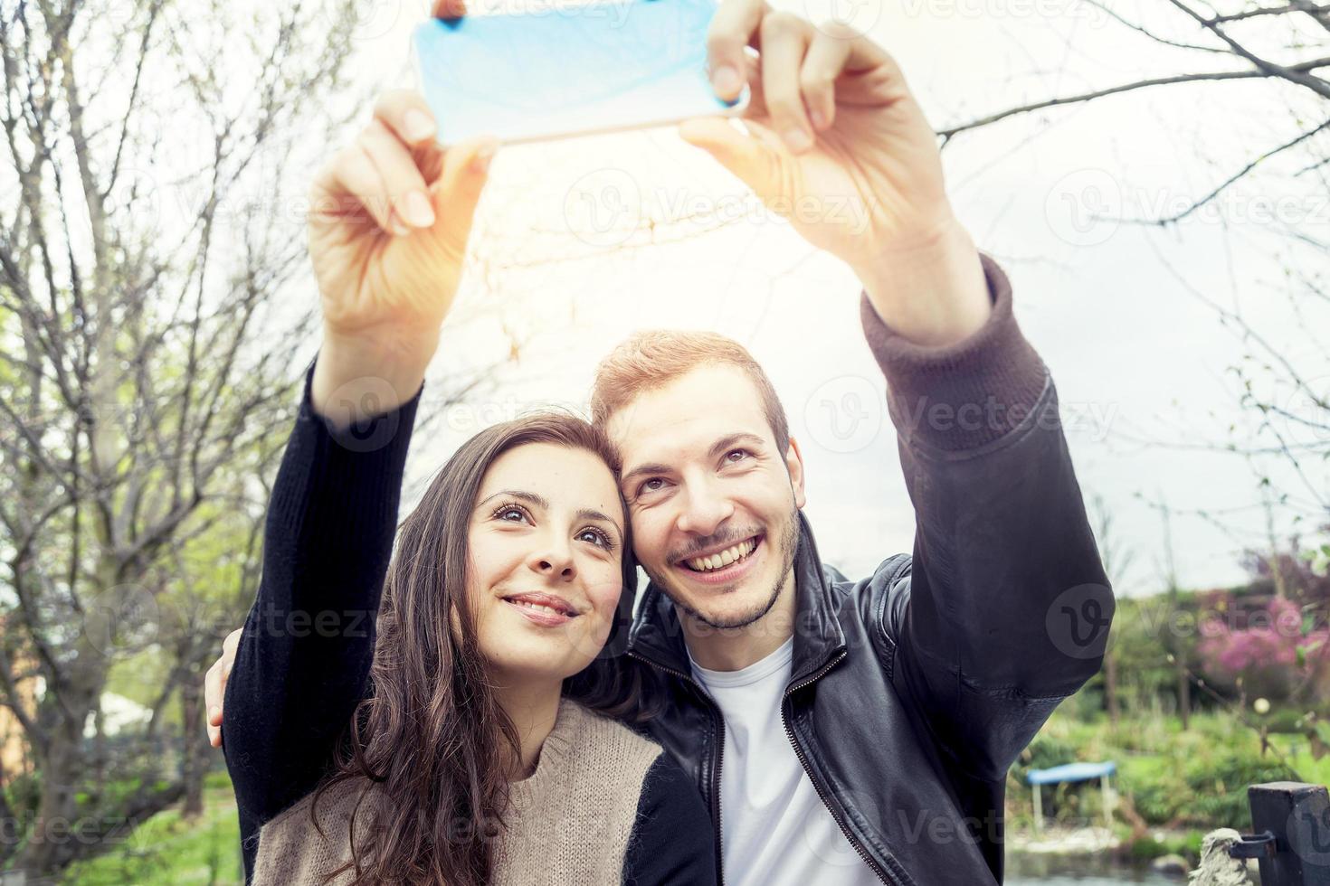 nett Paar Freunde nimmt ein Selfie entspannend im das Park draussen foto