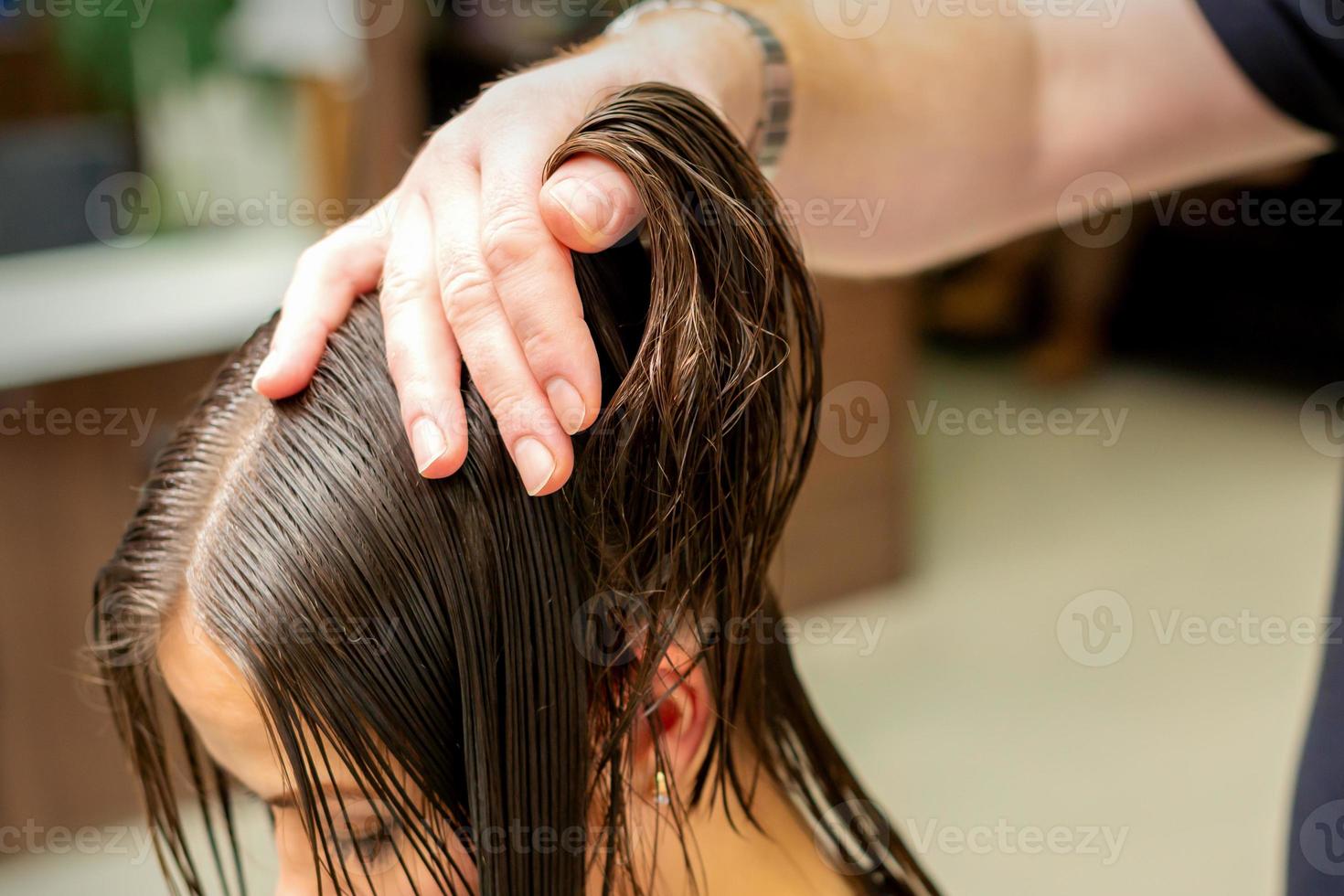 jung Frau Empfang Behandlung ihr Haar foto