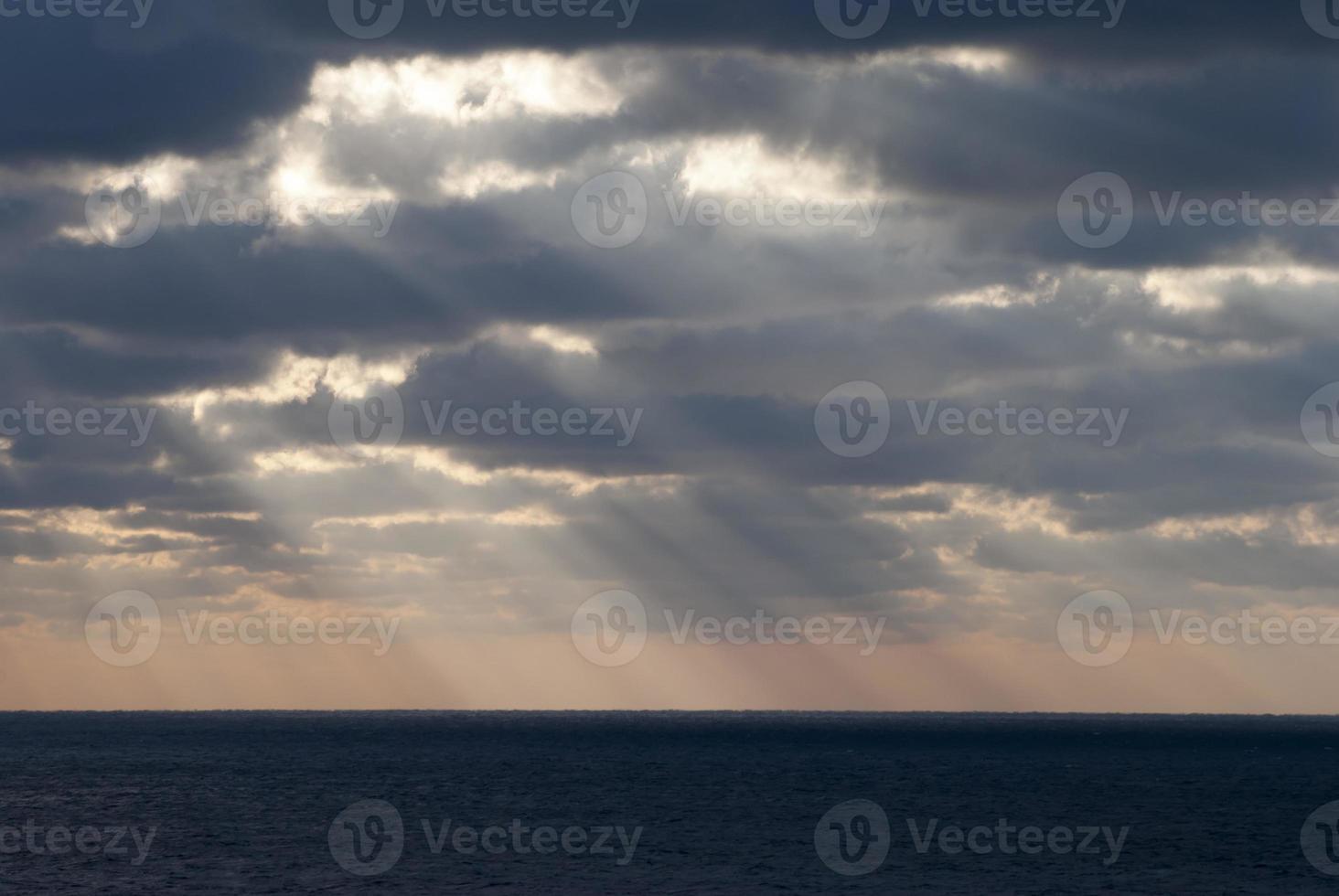 Sonnenlicht durch Wolken Über Karibik Meer foto