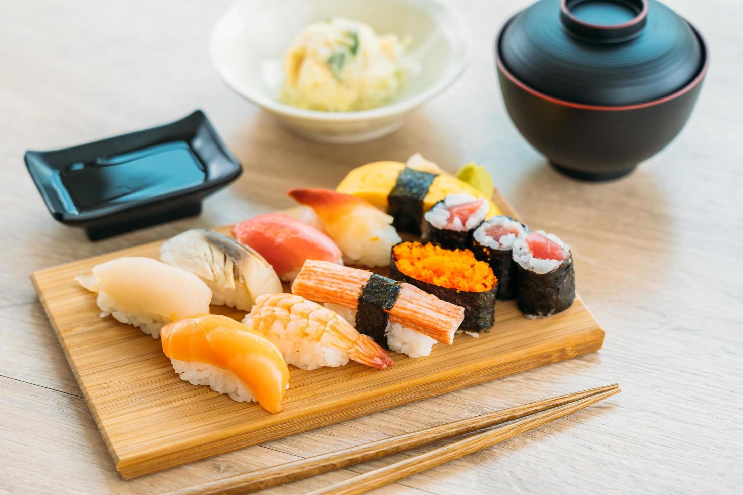 Lachs, Thunfisch, Muschel, Garnelen und andere Fleisch-Sushi-Maki foto