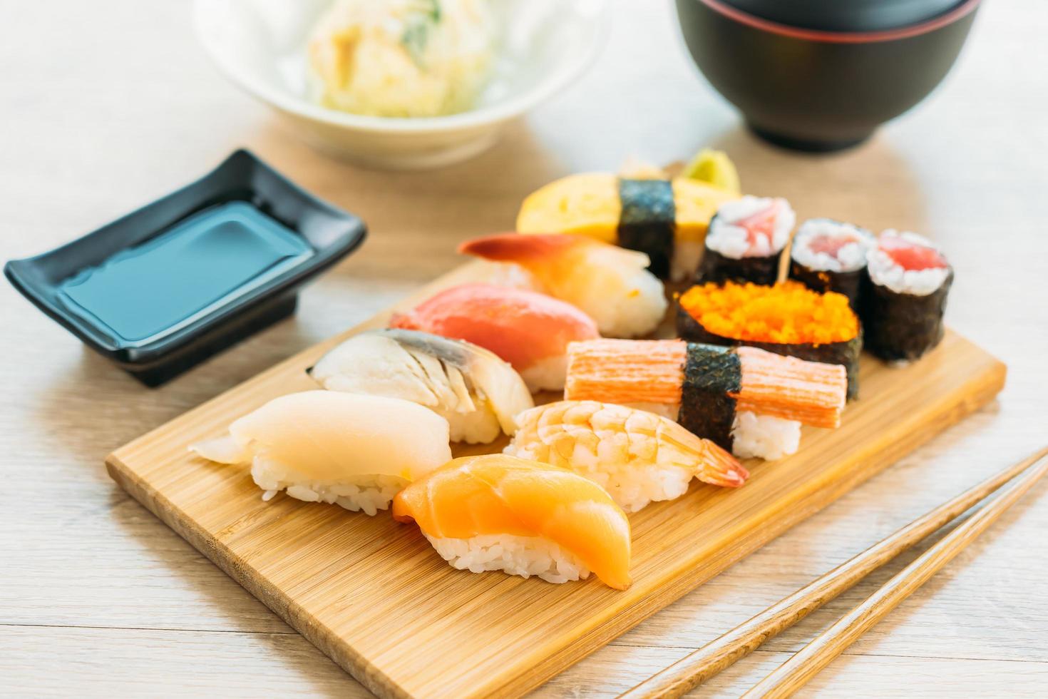 Lachs, Thunfisch, Muschel, Garnelen und andere Fleisch-Sushi-Maki foto