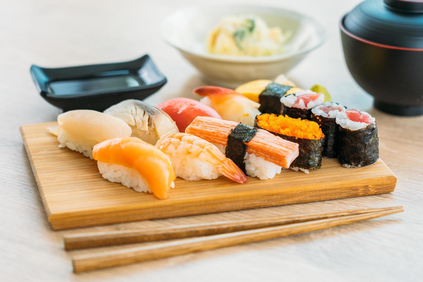 Lachs, Thunfisch, Muschel, Garnelen und andere Fleisch-Sushi-Maki foto