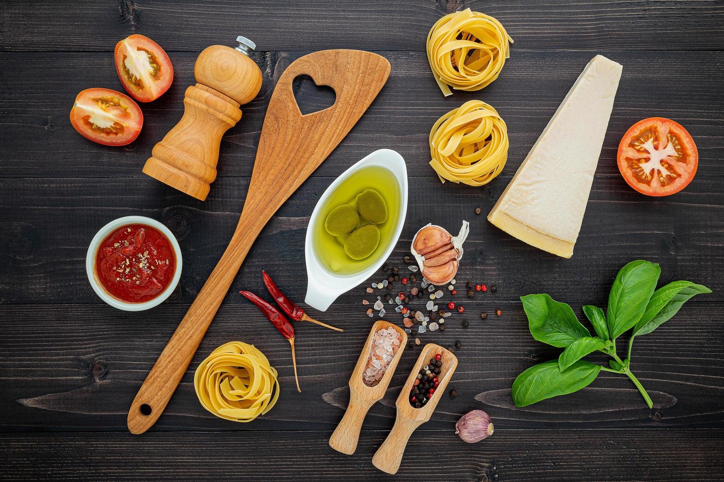 Draufsicht auf frische Spaghetti-Zutaten foto