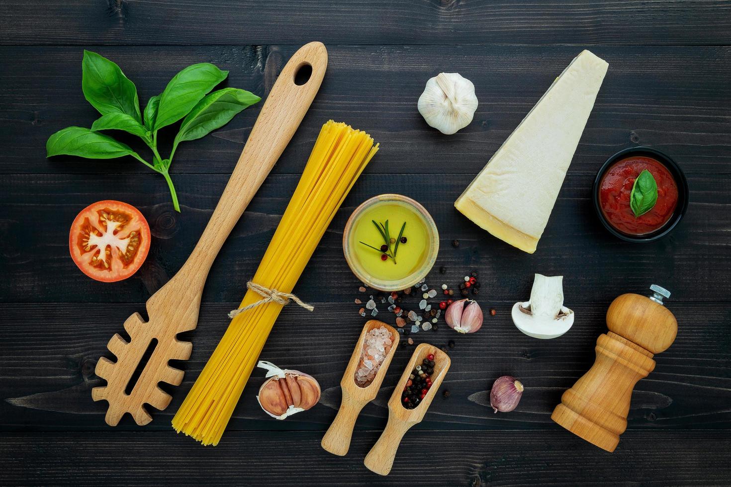 frische Spaghetti-Zutaten auf dunklem Holz foto