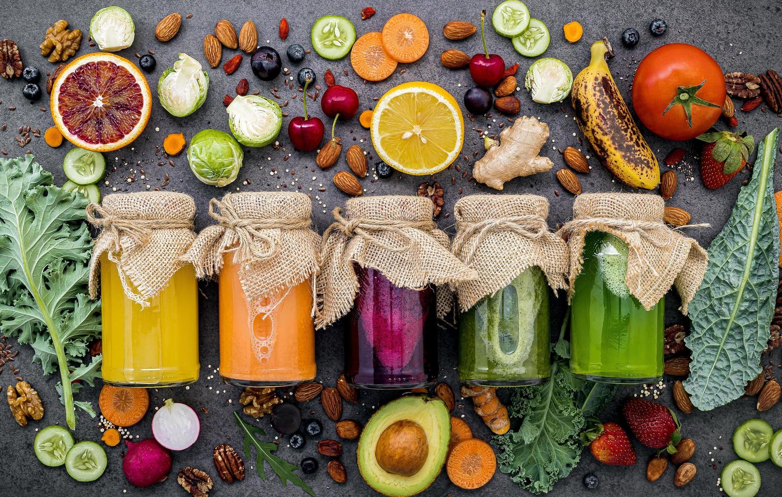 konserviertes Obst und Gemüse in Gläsern foto