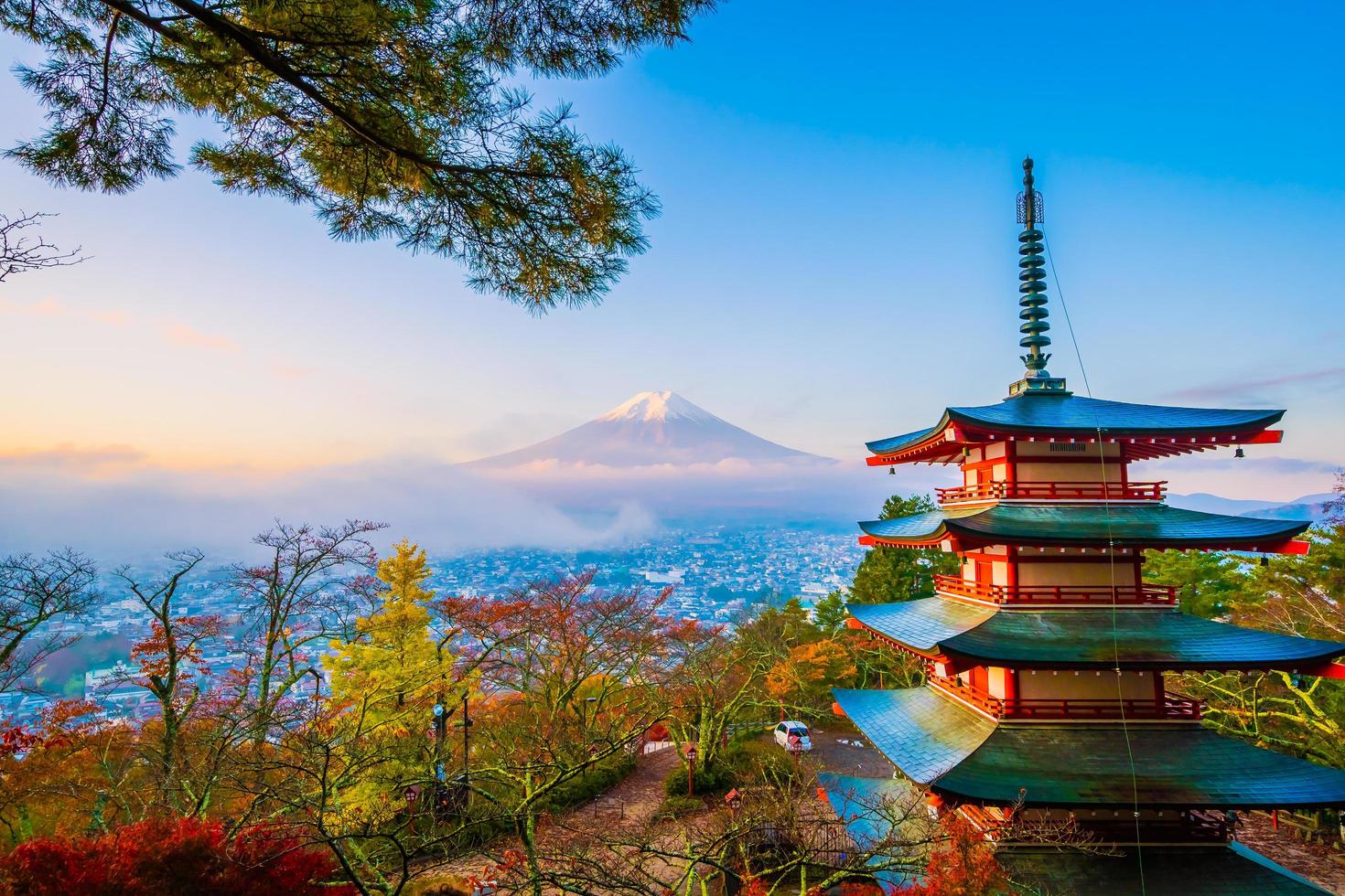 mt. Fuji mit Chureito-Pagode im Herbst, Japan foto