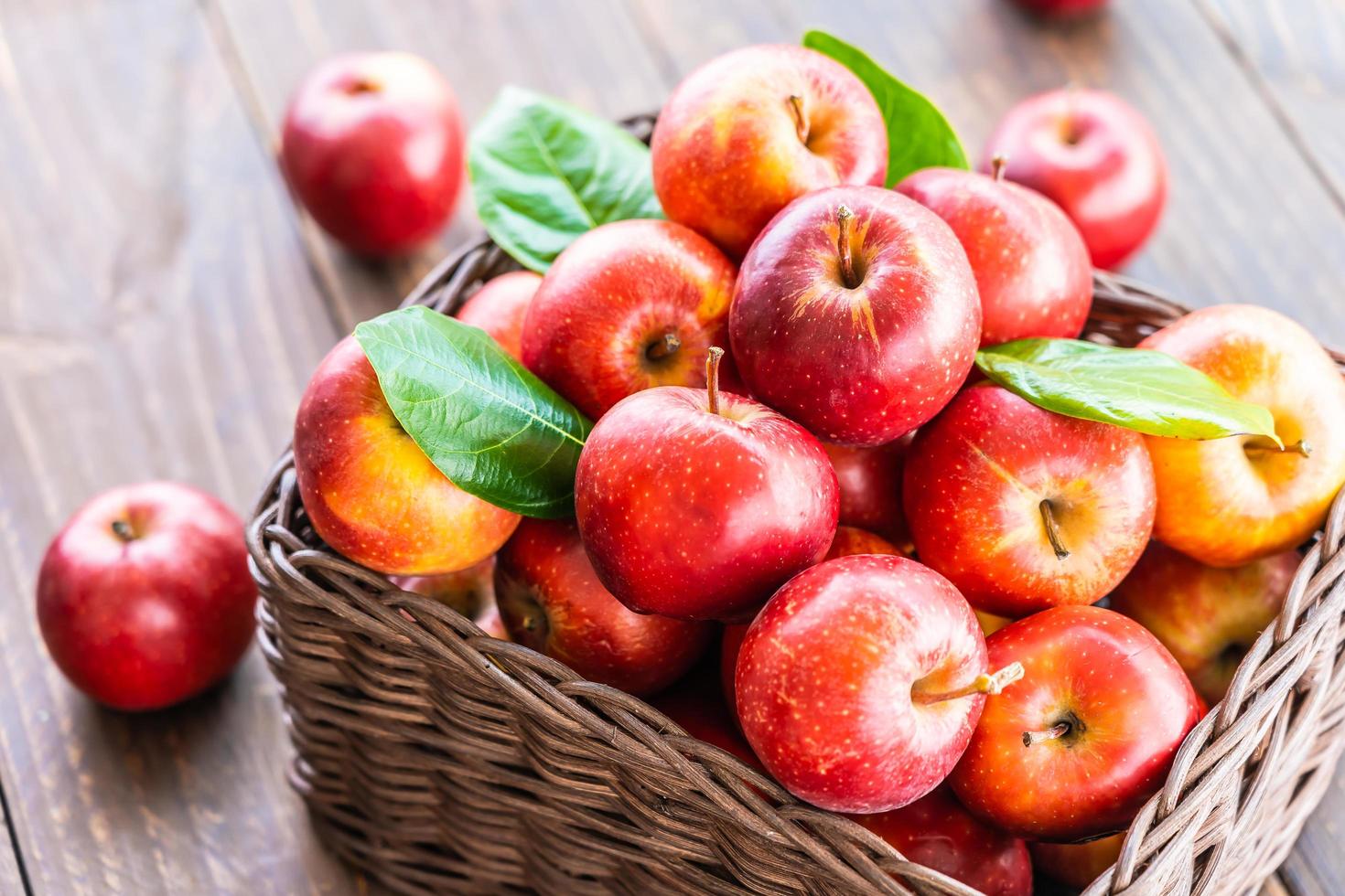 rote Äpfel im Korb foto