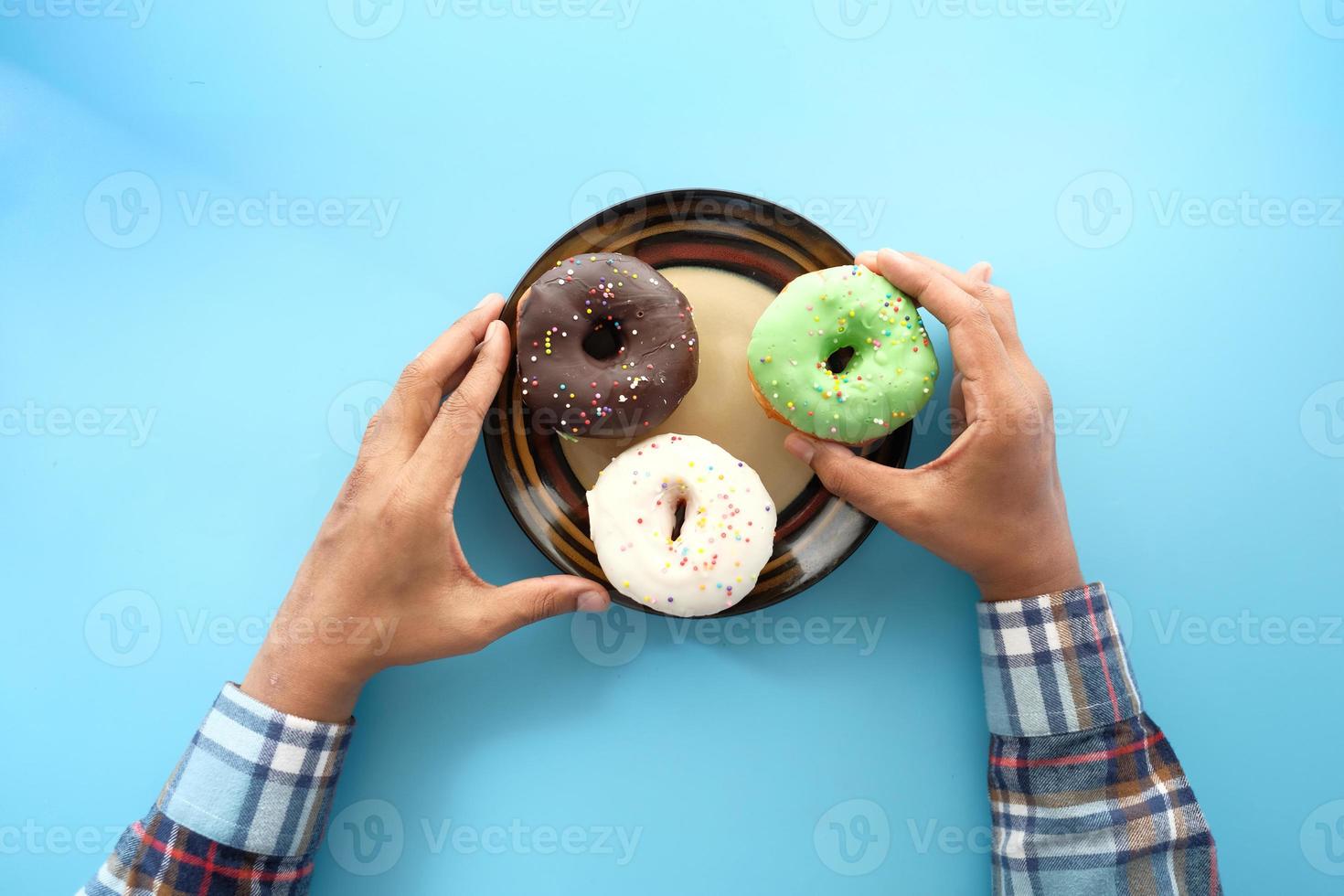 Draufsicht von Donuts auf blauem Hintergrund foto