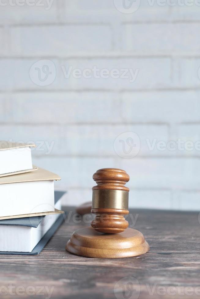 Hammer und Buch mit Platz auf dem Tisch foto