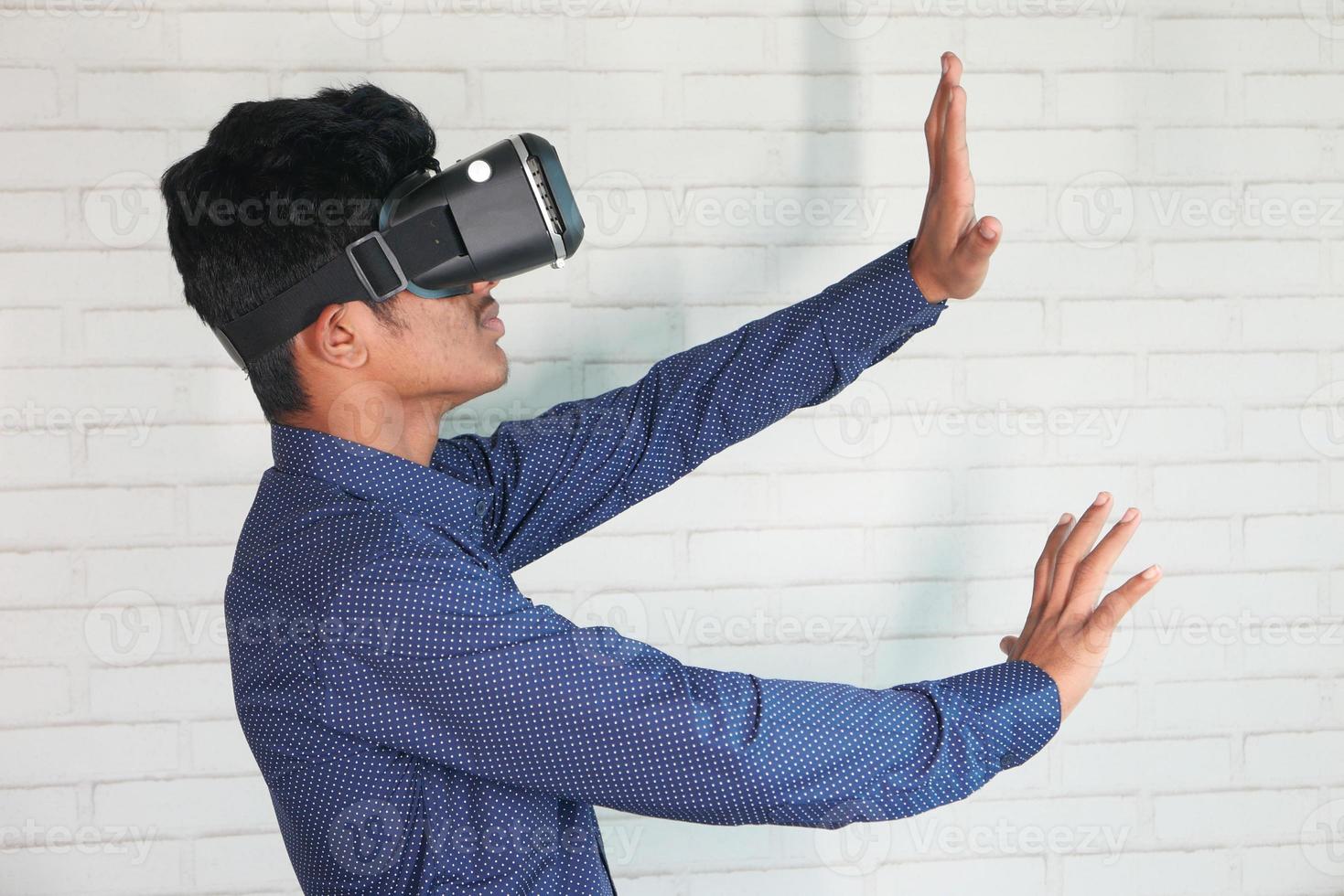 Mann trägt Virtual-Reality-Headset foto