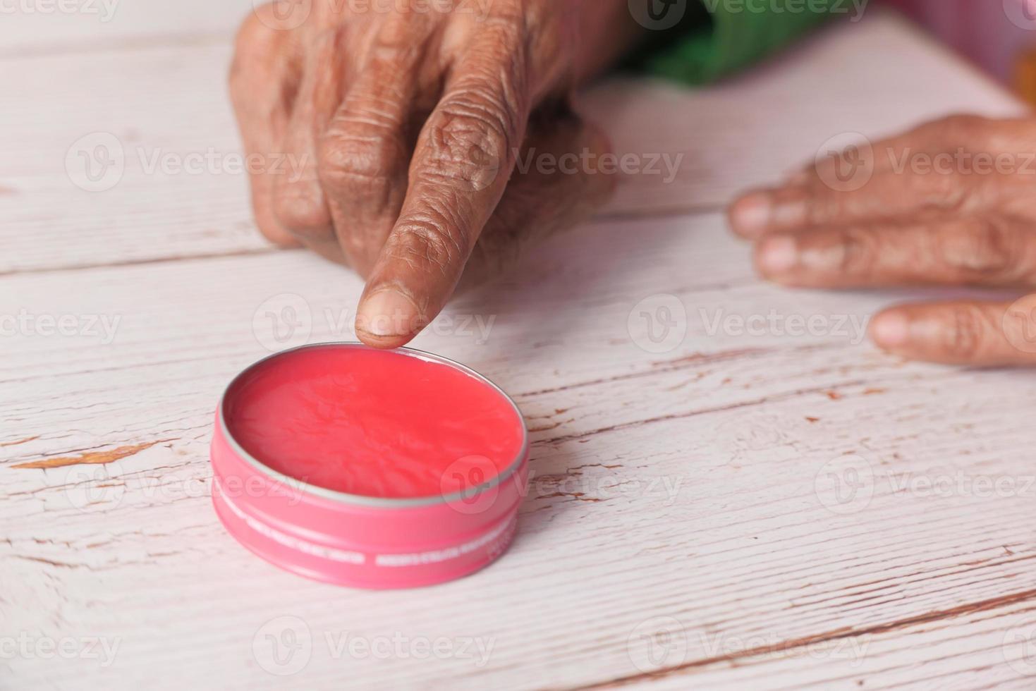 rosa Vaseline auf dem Tisch foto