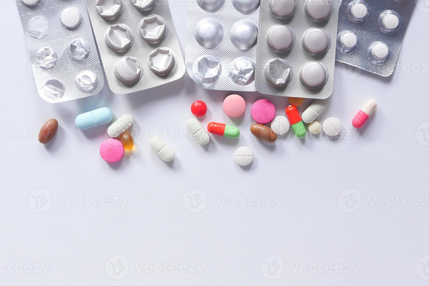 Nahaufnahme von vielen bunten Pillen auf weißem Hintergrund foto