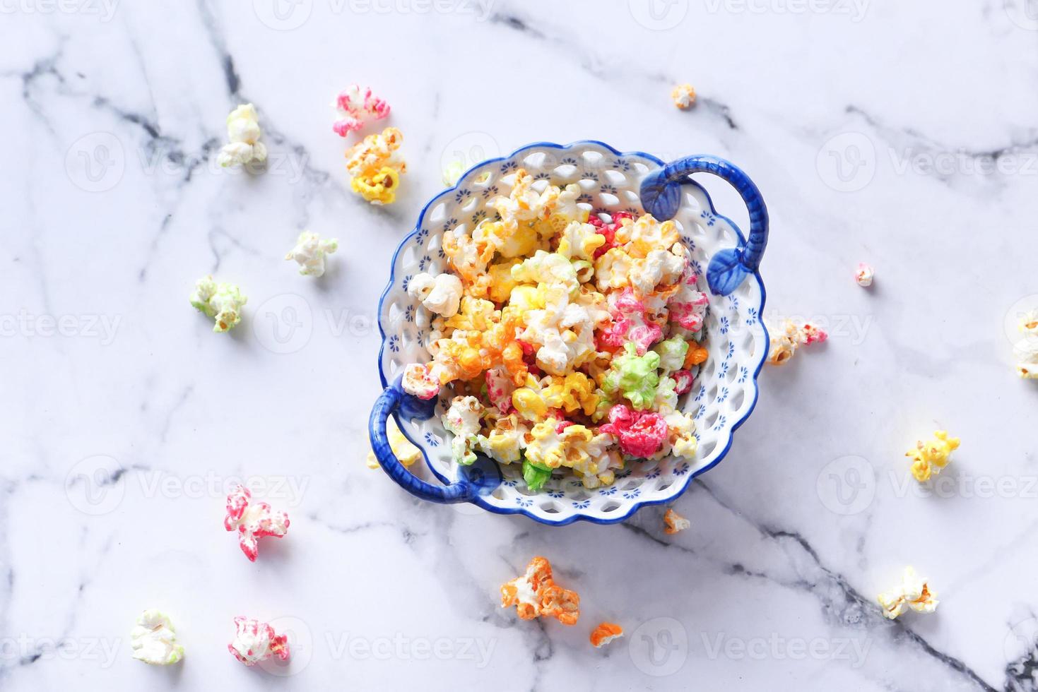 buntes Popcorn in einer Schüssel foto