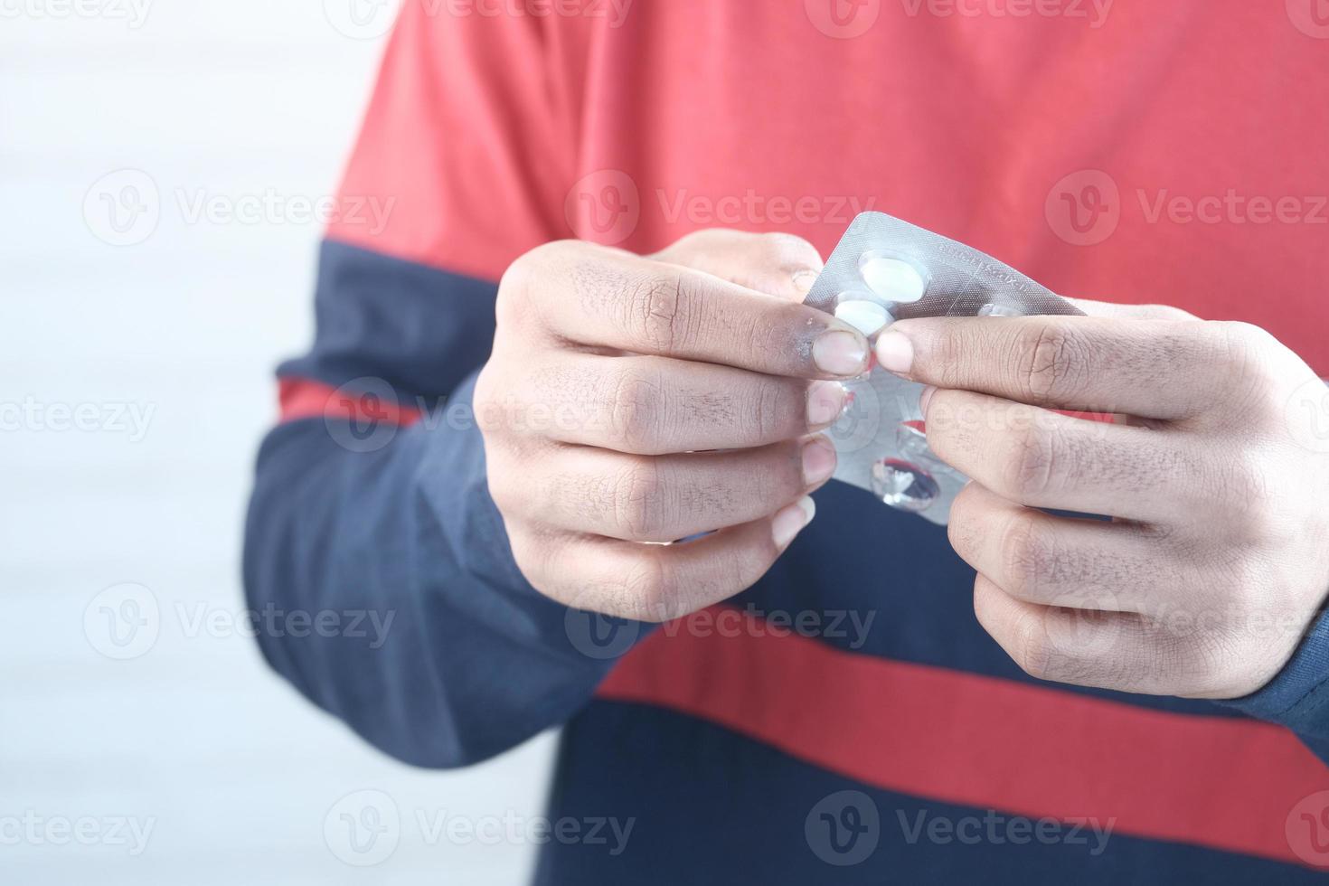 Nahaufnahme der Hand, die Blisterpackung hält foto