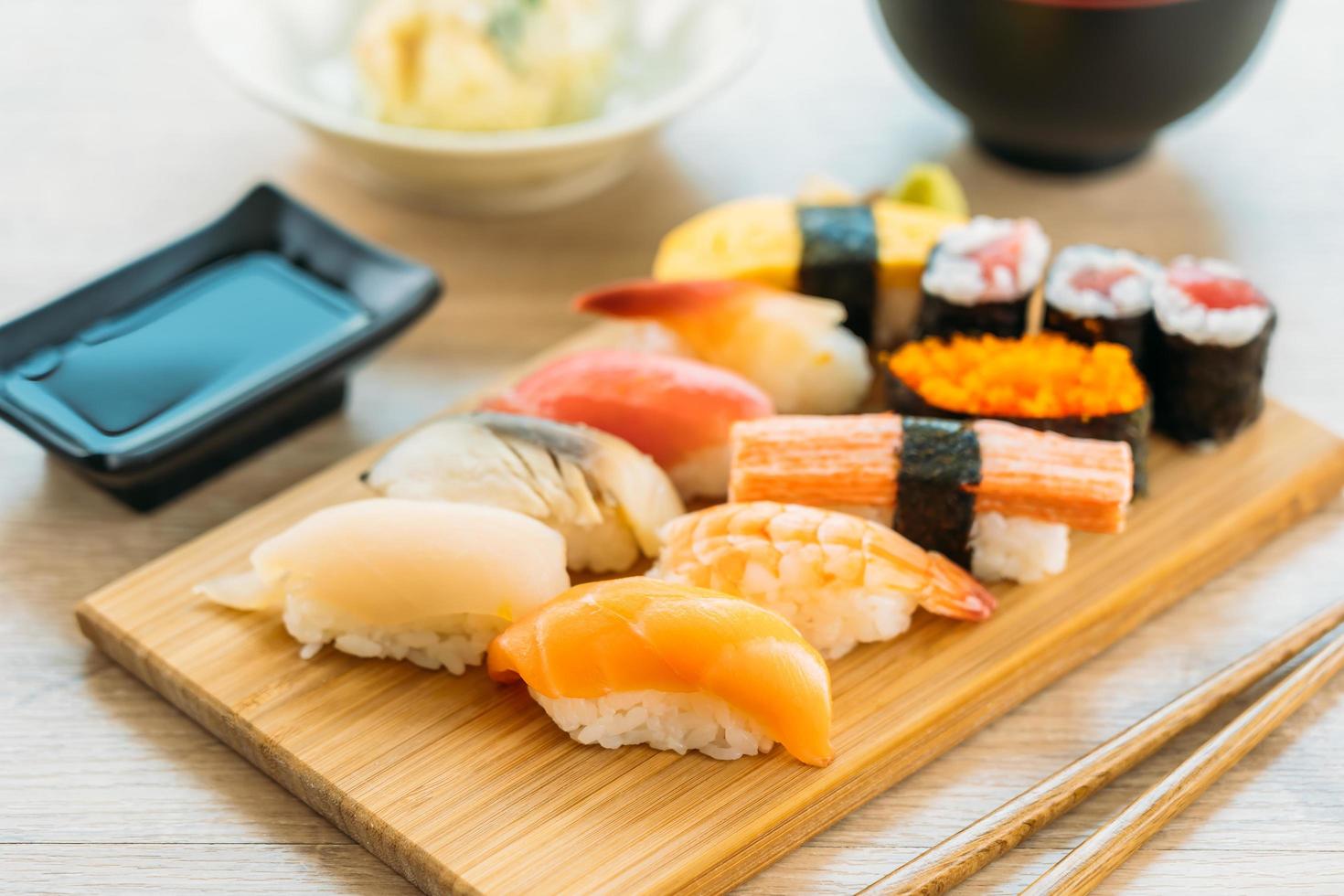 Lachs, Thunfisch, Muschel, Garnelen und andere Fleisch-Sushi-Maki foto