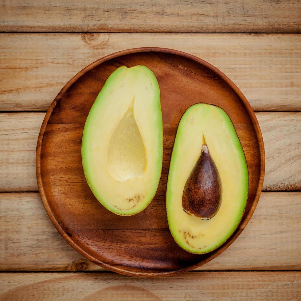 frische Avocado auf einem Holzteller foto