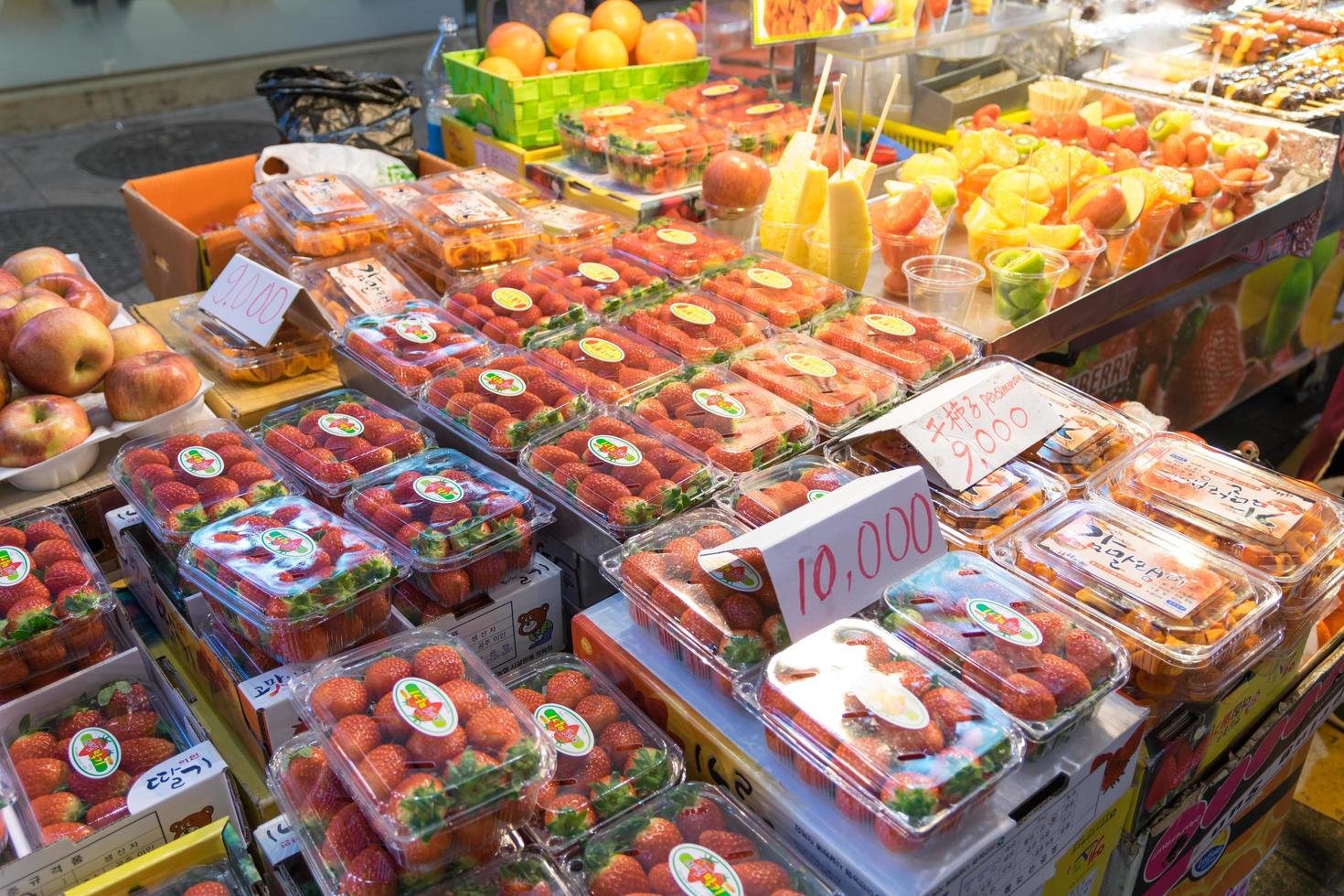 Schachteln mit Erdbeeren und anderen Früchten auf einem Obstmarkt in Seoul, Korea foto