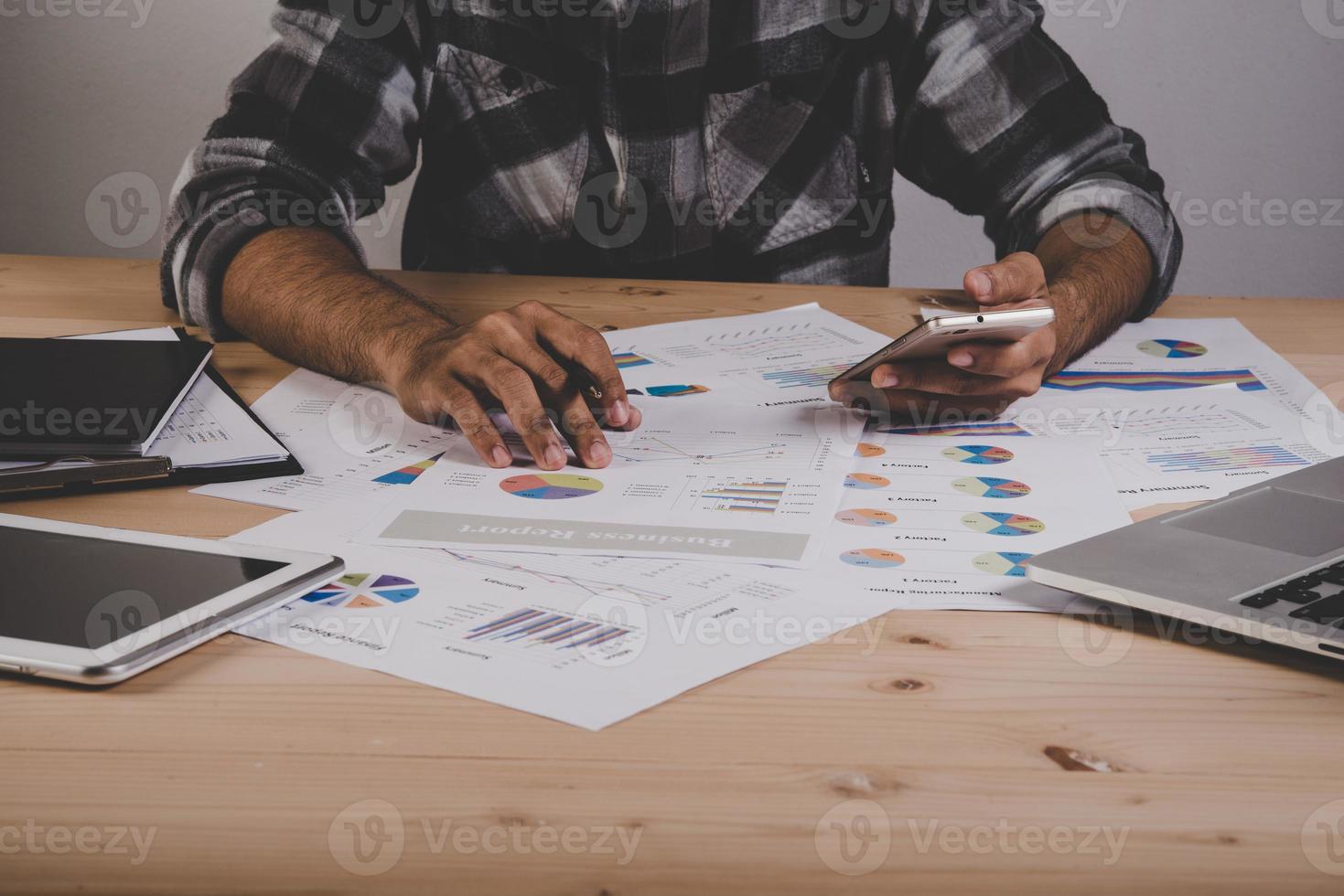 junger Geschäftsmann, der Daten im Büro analysiert foto