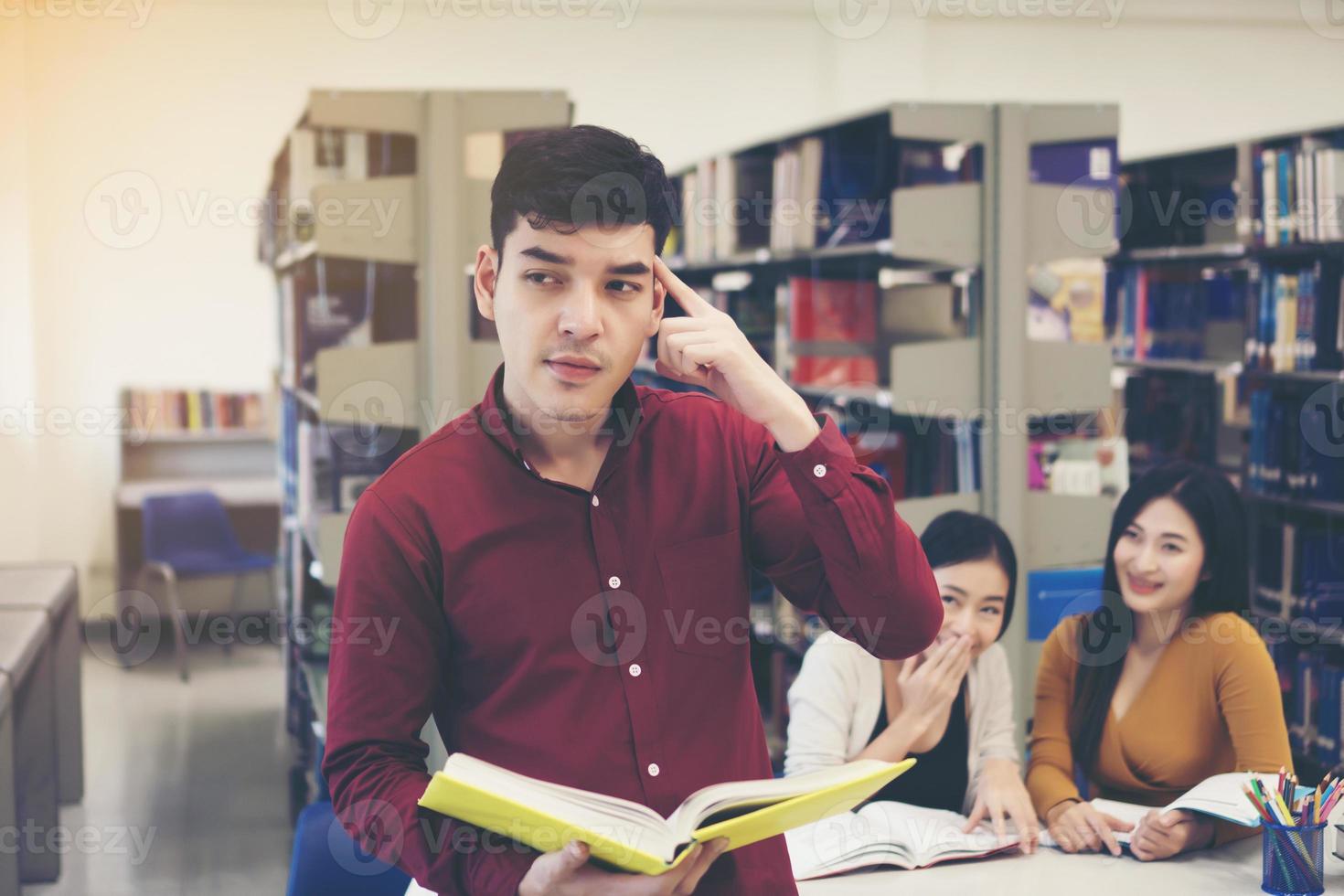 junge Studenten lesen Bücher in der Bibliothek foto