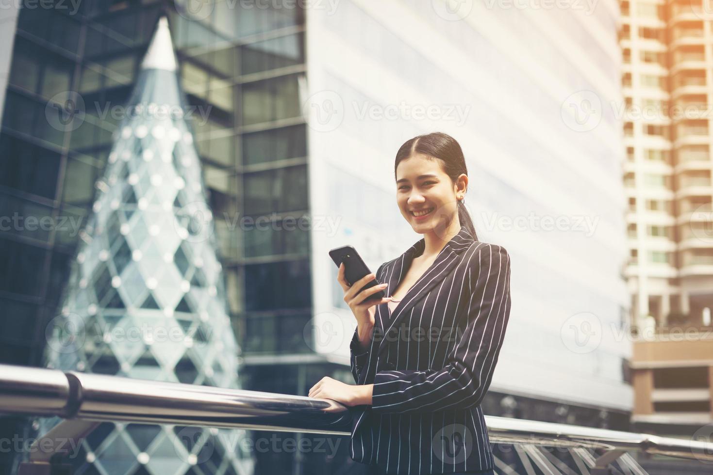 junge asiatische Geschäftsfrau mit mobilem Smartphone foto