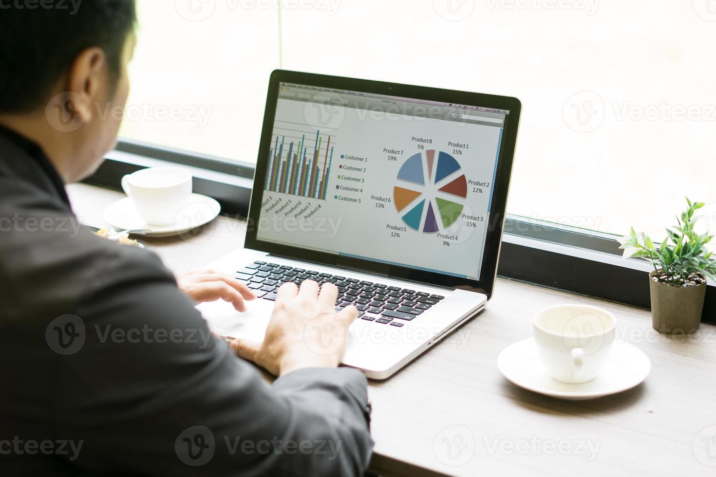 junger Geschäftsmann, der am Laptop im Büro arbeitet foto