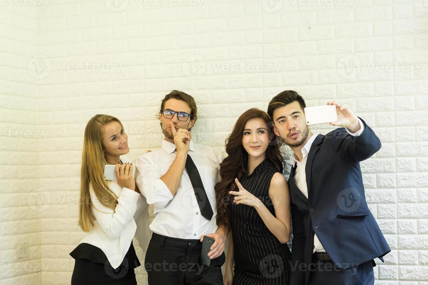 Geschäftsleute, die Selfie während der Arbeit im Büro nehmen foto