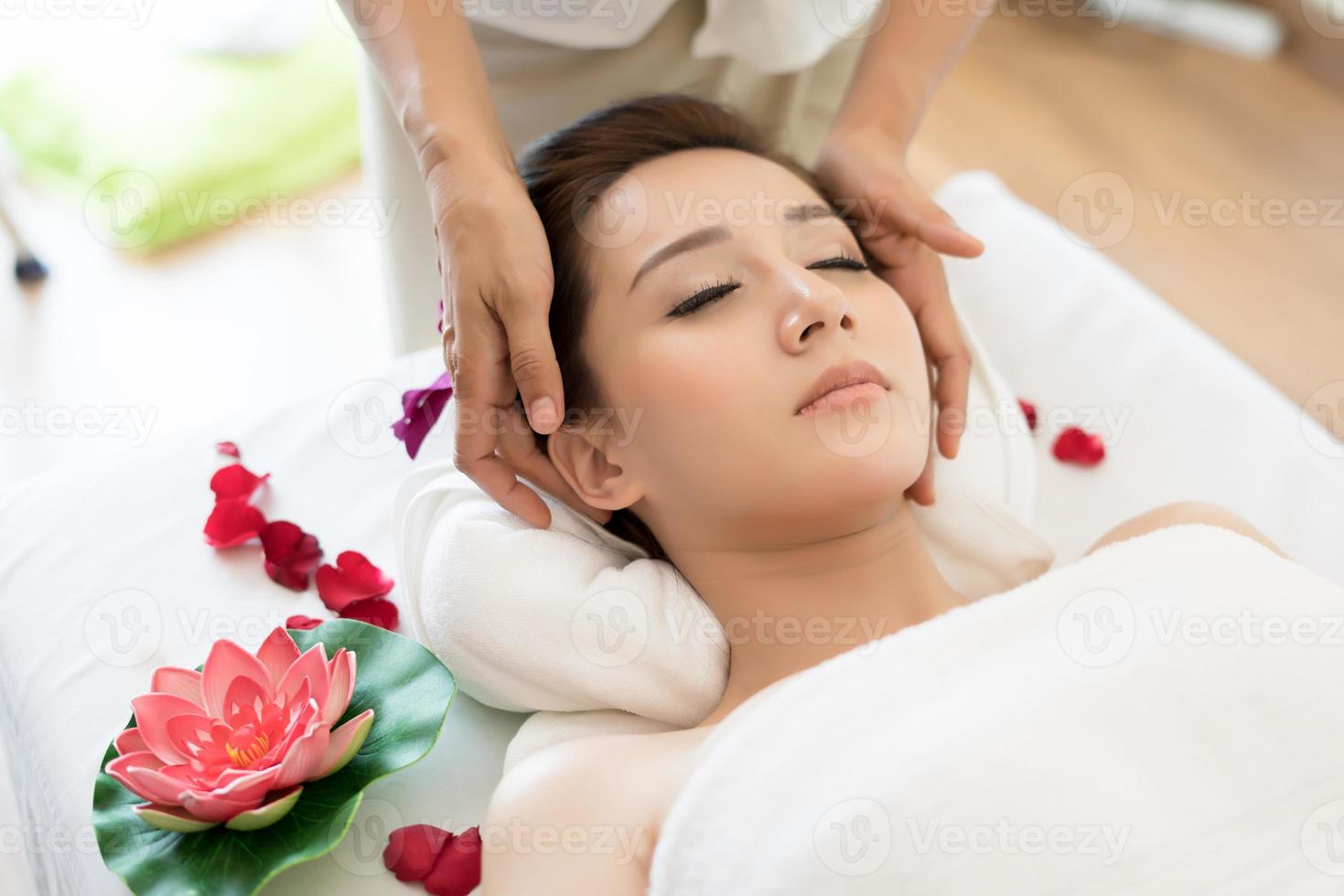 traditionelle orientalische Massagetherapie und Schönheitsbehandlungen foto