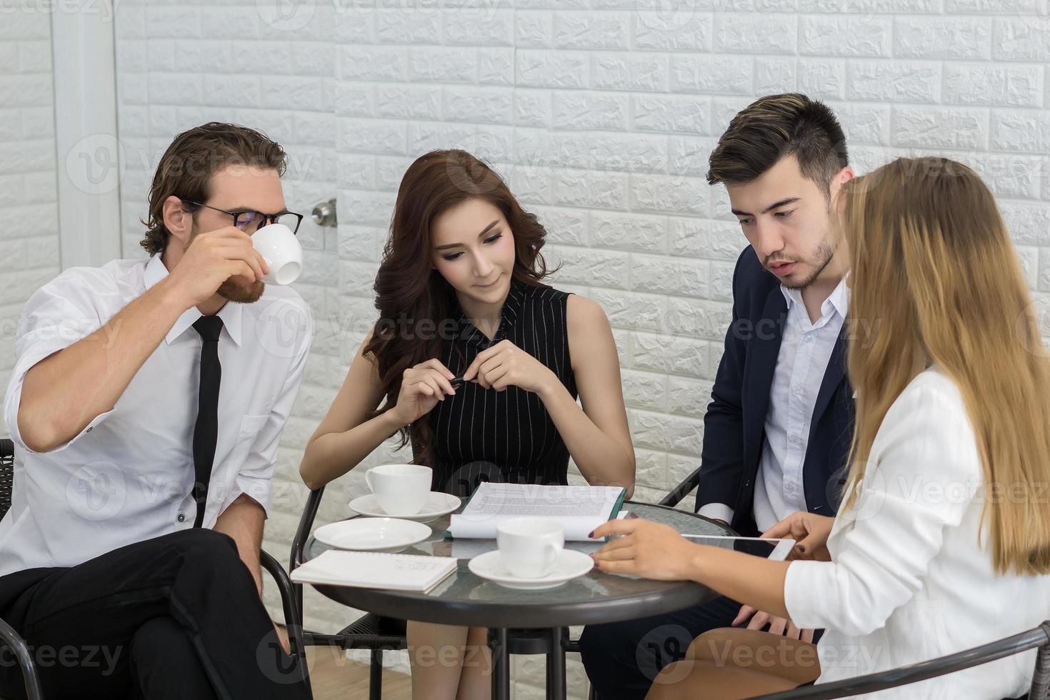 Gruppe junger Geschäftsmitarbeiter in Diskussion im Büro foto