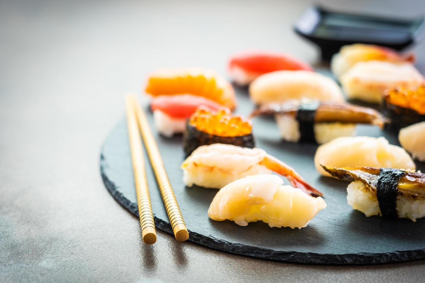 Nigiri-Sushi mit Lachs, Thunfisch, Garnelen, Garnelen, Aal, Muschel und anderem Sashimi foto