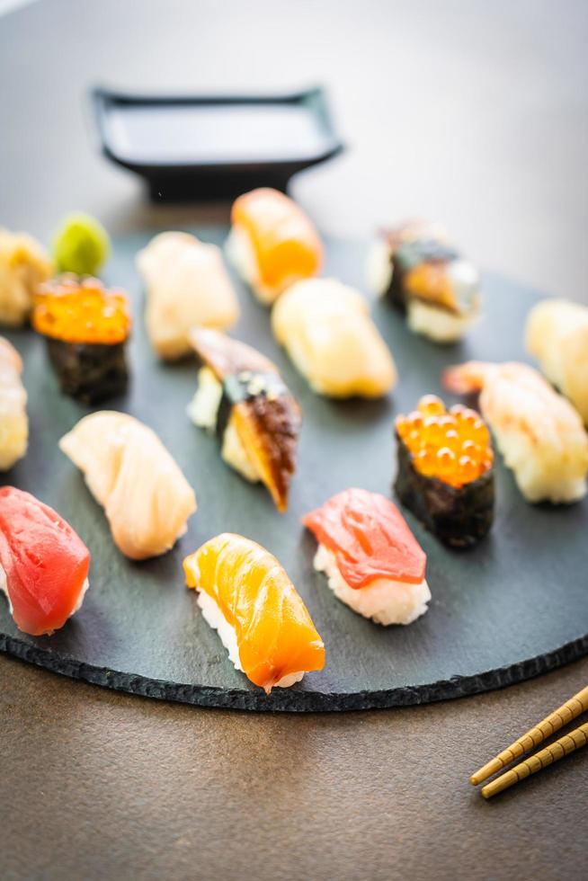 Nigiri-Sushi mit Lachs, Thunfisch, Garnelen, Garnelen, Aal, Muschel und anderem Sashimi foto