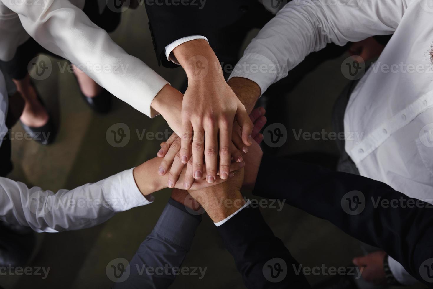 Geschäft Menschen Beitritt Hände im das Büro. Konzept von Zusammenarbeit und Partnerschaft foto