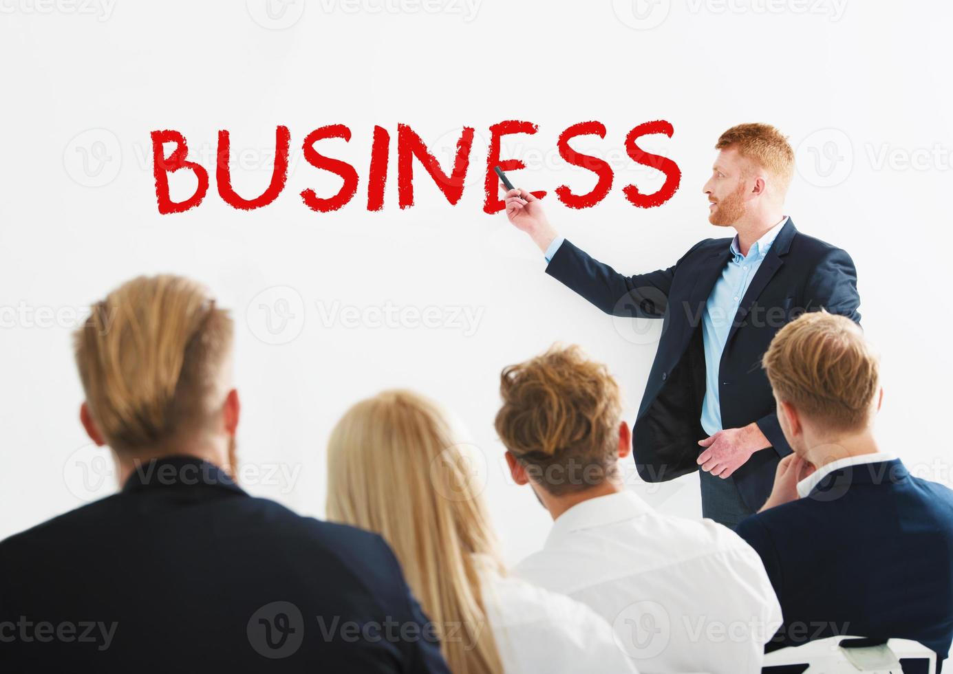 Geschäftsmann im Büro erklären das Geschäft von das Unternehmen beim das Ausbildung Treffen foto